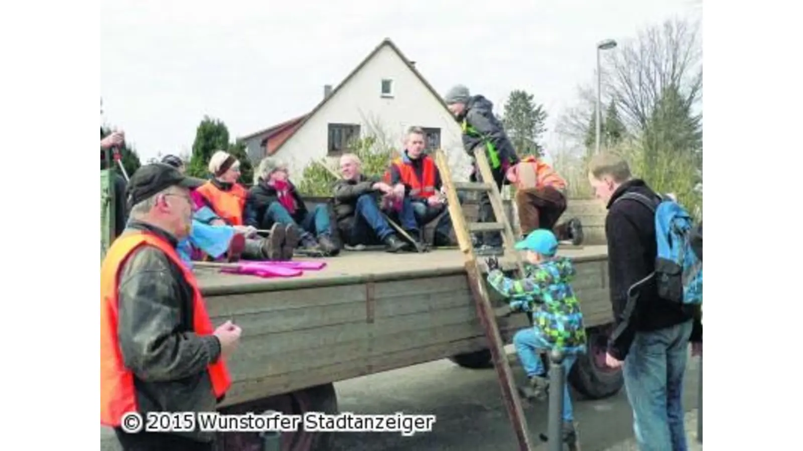 Die Bürger räumen draußen gründlich auf (Foto: mk)