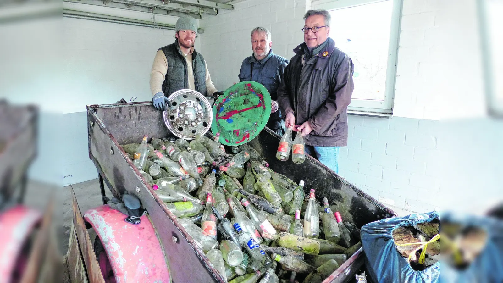 Am Bachbett sammeln sich allein über 160 leere Flaschen (Foto: red)