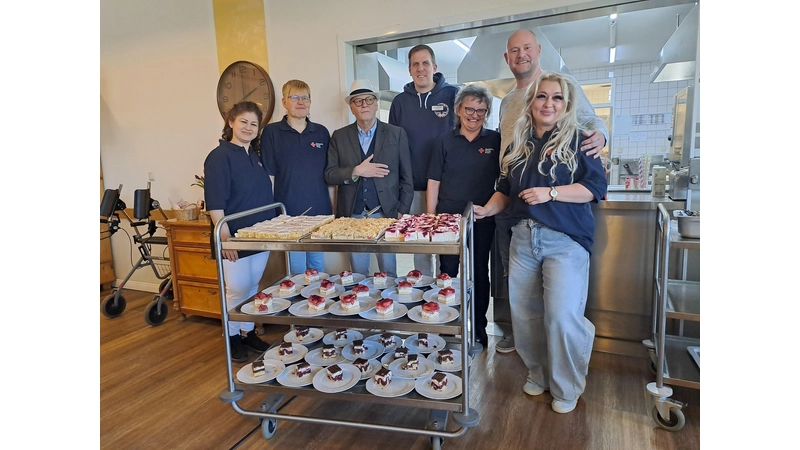 Das DRK-Team mit Giovanni Passarotto mit Einrichtungsleiter Jörg Wilden bei der Seniorenaktion. (Foto: privat)