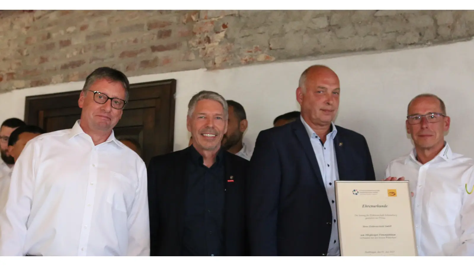 Das Geschäftsführerduo Stefan Thürnau (li.) und Andreas Landfester (re.) nimmt die Urkunde zum 100-jährigen Firmenjubiläum von Kreishandwerksmeister Dieter Ahrens (2. v. li.) und dem Obermeister der Innung für Elektrotechnik Schaumburg Volker Fischer entgegen. (Foto: bb)