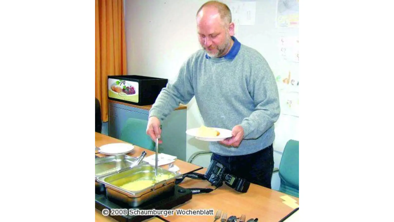 Schulvorstand und Lehrerkollegium probieren kindgerechte Schulkost (Foto: tt)