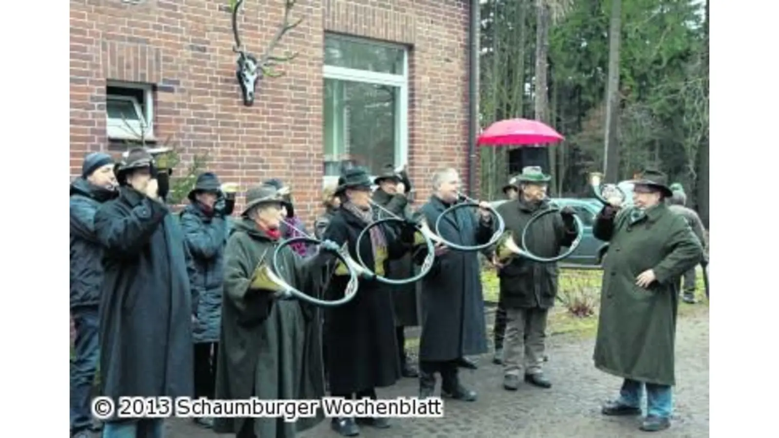 Gäste genießen mitten im Forst den Weihnachtsmarkt (Foto: bb)