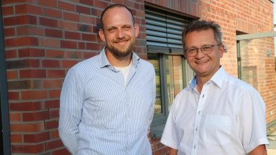 Arbeiten zusammen: Patrick Bobbert (li.) und Bürgermeister Jörn Wedemeier. (Foto: gi)