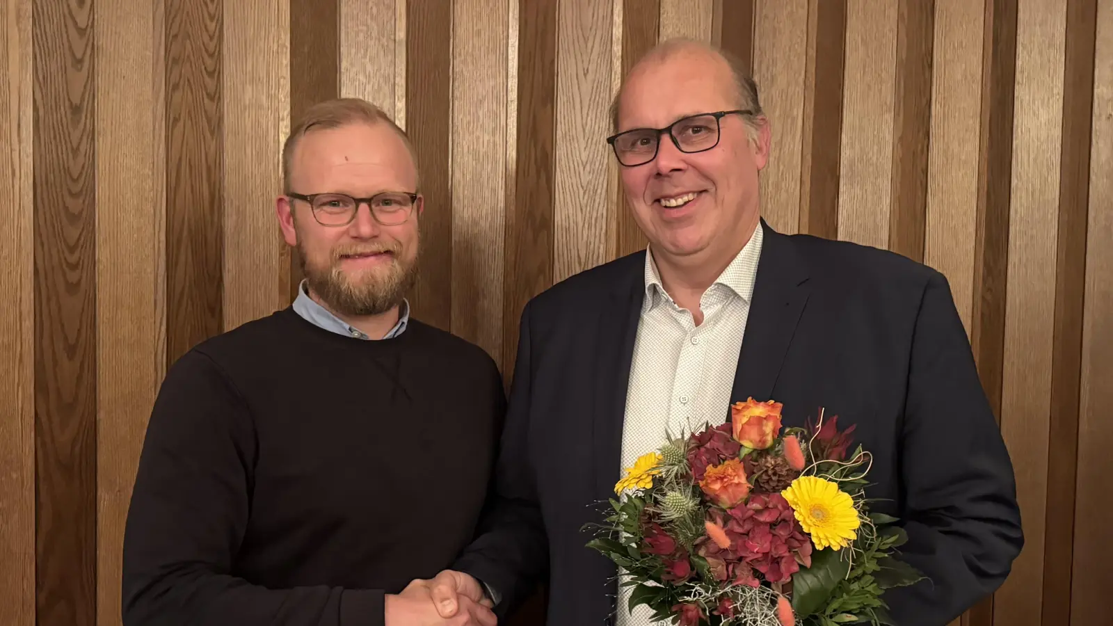 Stephan Kreft gratuliert Jörg Zschetzsche zu seiner Wahl (v.l.). <br> <br> (Foto: privat)