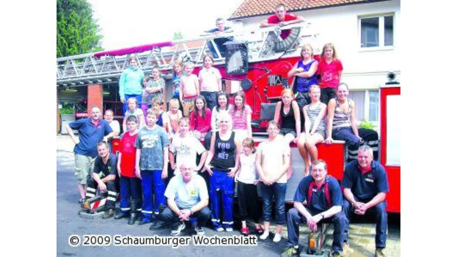 Kinder schnuppern Feuerwehrluft (Foto: red)