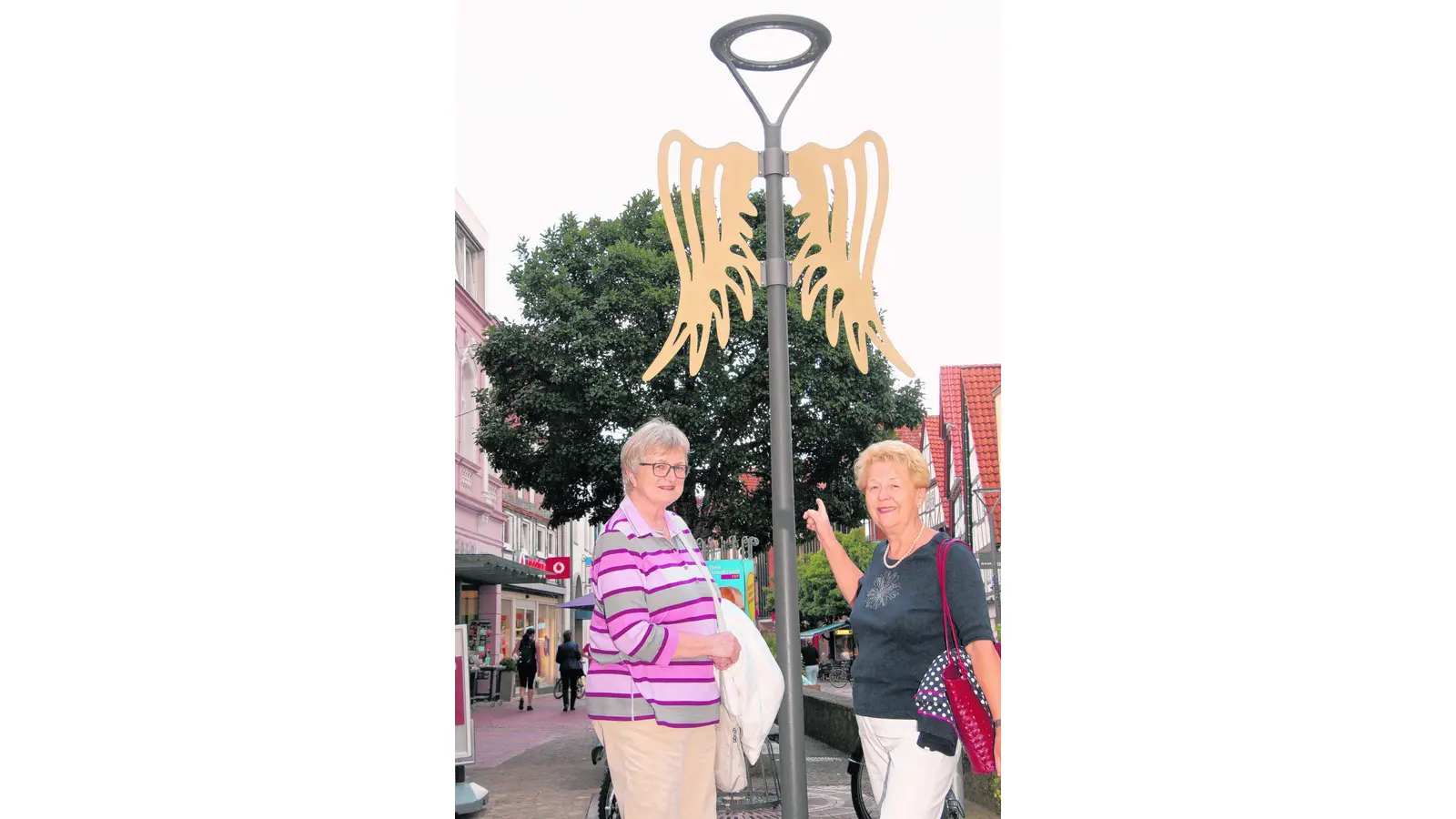 Die Engelsflügel kommen gut an (Foto: gi)