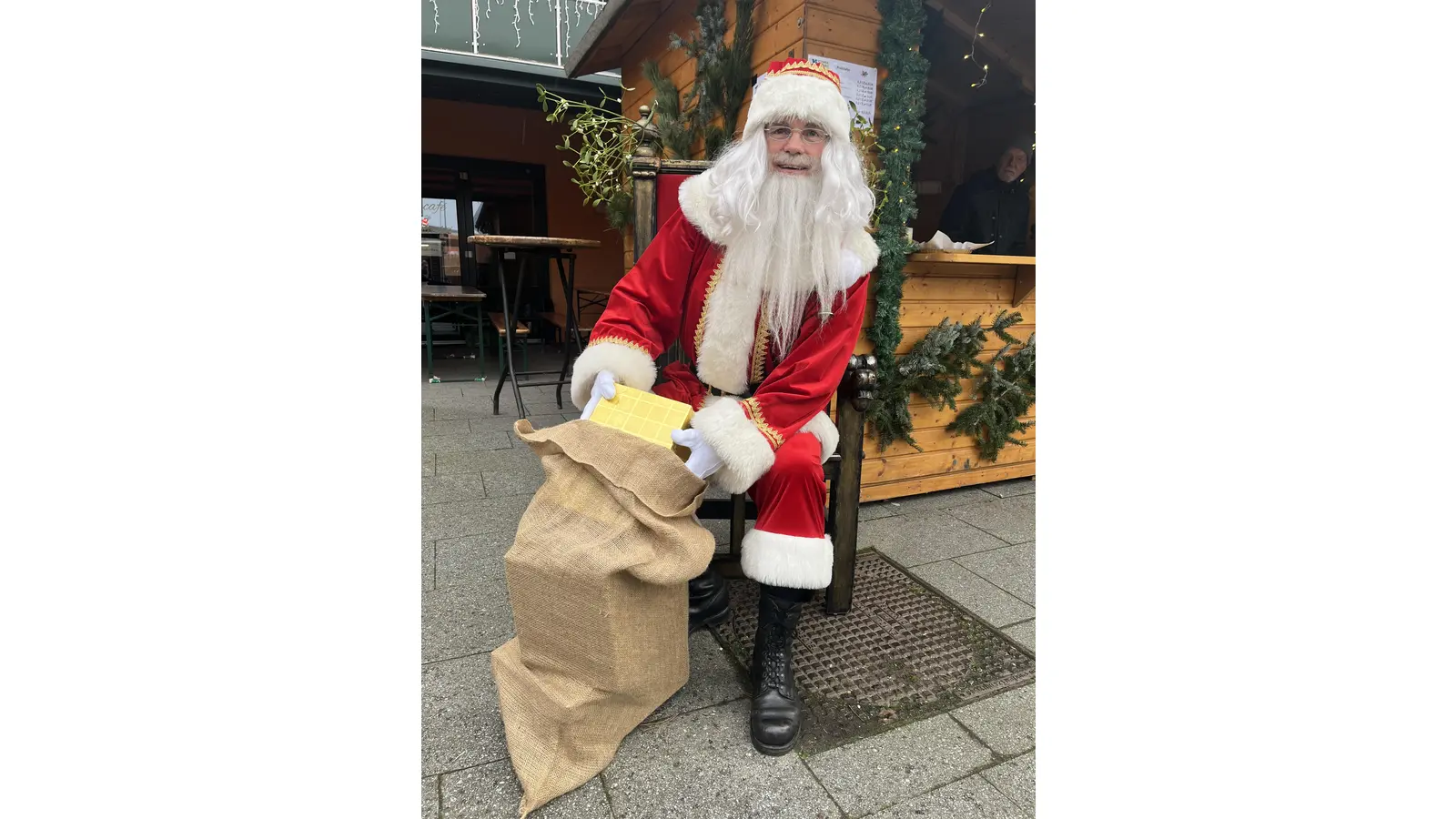 Der Weihnachtsmann kommt am Samstag um 15 Uhr.  (Foto: Archiv / nd)