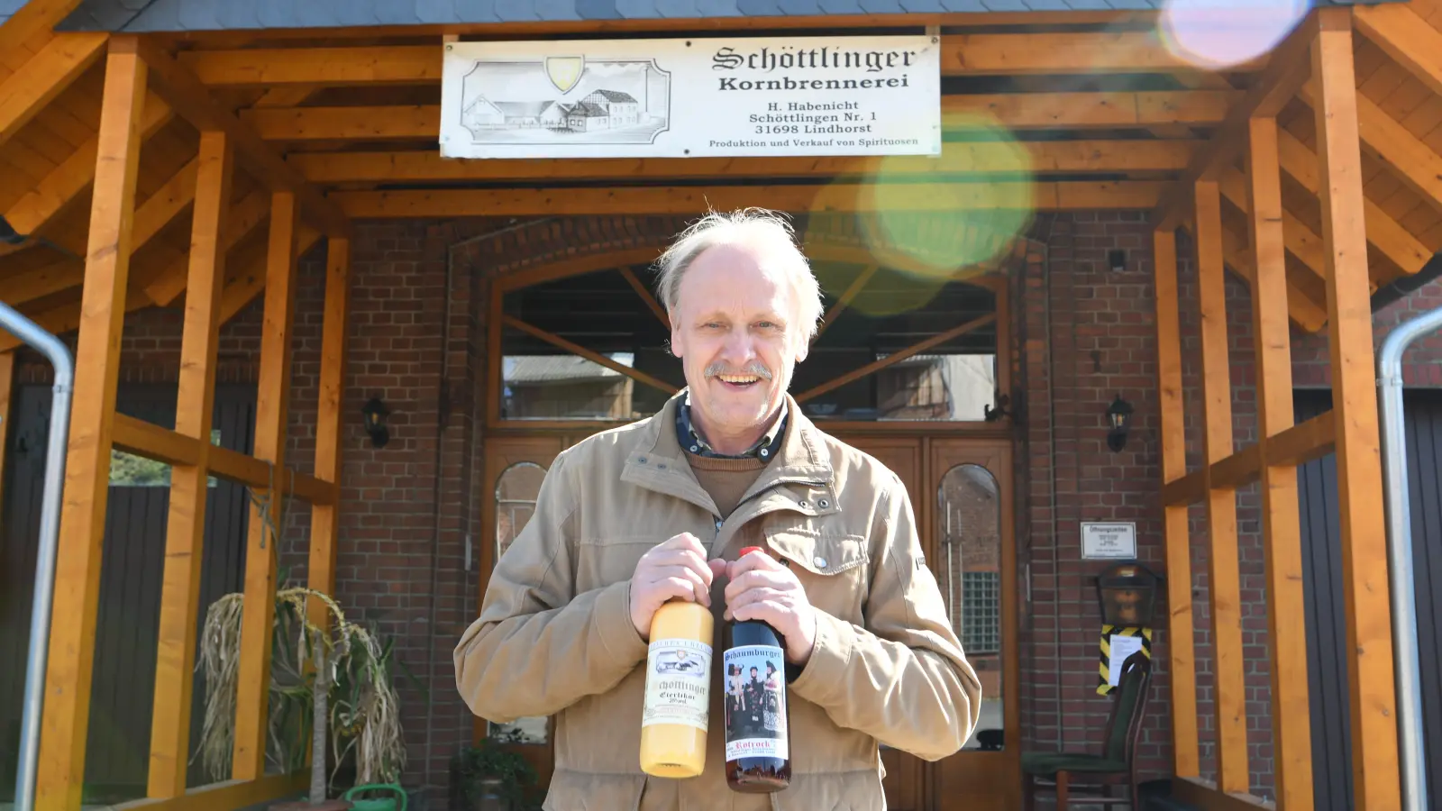 Seit 1830 stellt die Familie auf dem Hof Schnaps her. Das Brennrecht ist sogar noch älter, bis 1780 lässt sich die Geschichte zurückverfolgen. Heinz Habenicht hat das Handwerk in der letzten Brennerschule, die es Anfang der 2000-er Jahre noch gab, gelernt. (Foto: nd)