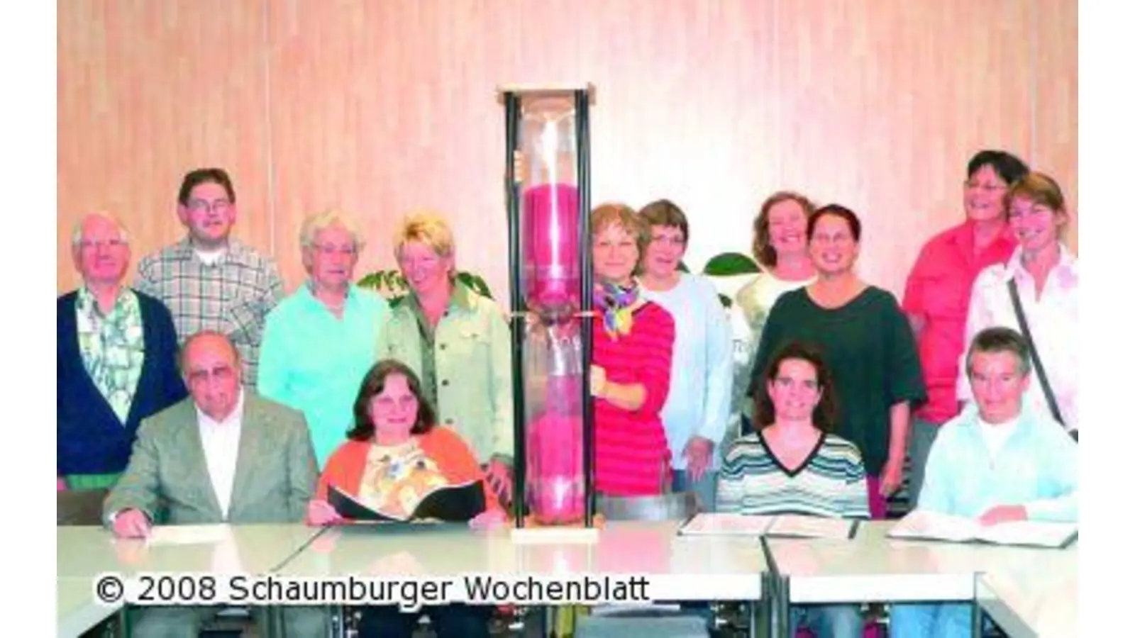 Sanduhr als Bühnendekoration (Foto: al)