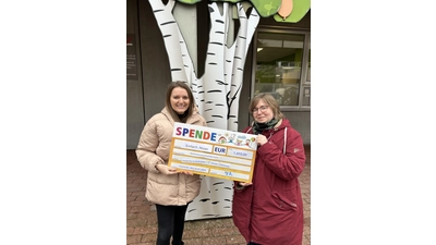 Kim Nowack (re.), „Einfach_Nivan“, übergibt den symbolischen Spendenscheck an Janina Hein vom „Verein für krebskranke Kinder Hannover“.  (Foto: privat)