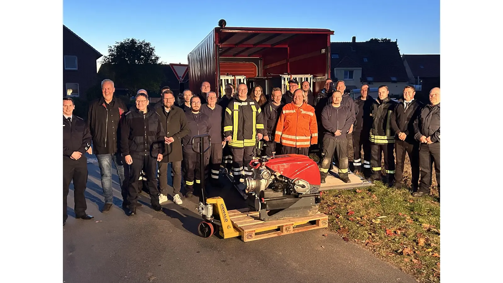 Bei der Spendenübergabe. (Foto: privat)
