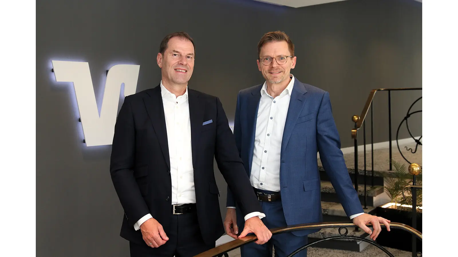 Michael Joop (li.) und Nils Bradtmöller, Vorstand der Volksbank Hameln-Stadthagen, sehen das Bankunternehmen gut für die Zukunft aufgestellt. (Foto: bb)