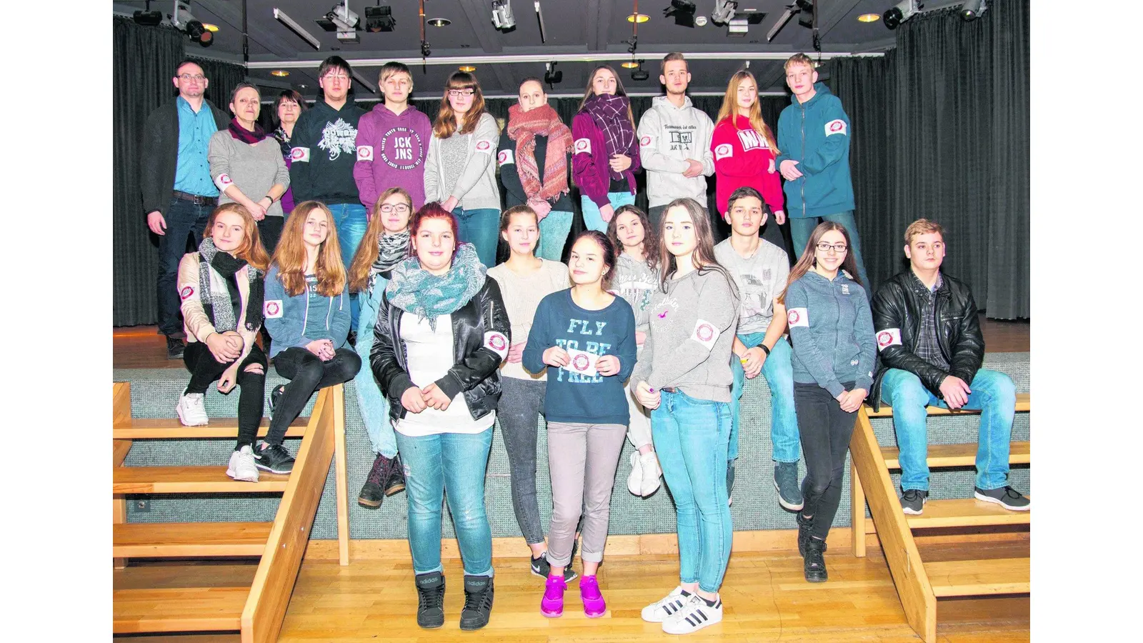 Streitschlichter werden mit der neuen Armbinde ausgestattet (Foto: red)