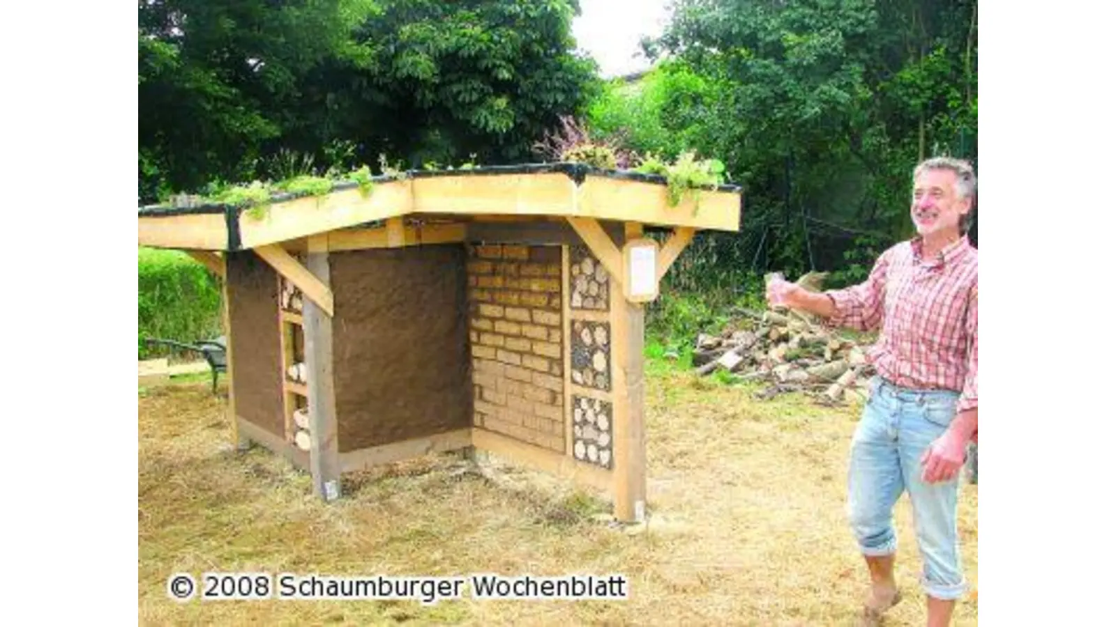 Mit Wasser neue Wand für Wildbienen eingeweiht (Foto: km)
