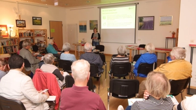 Hält einen Vortrag vor interessierten Teilnehmern: Theresa Kuper. (Foto: tau)