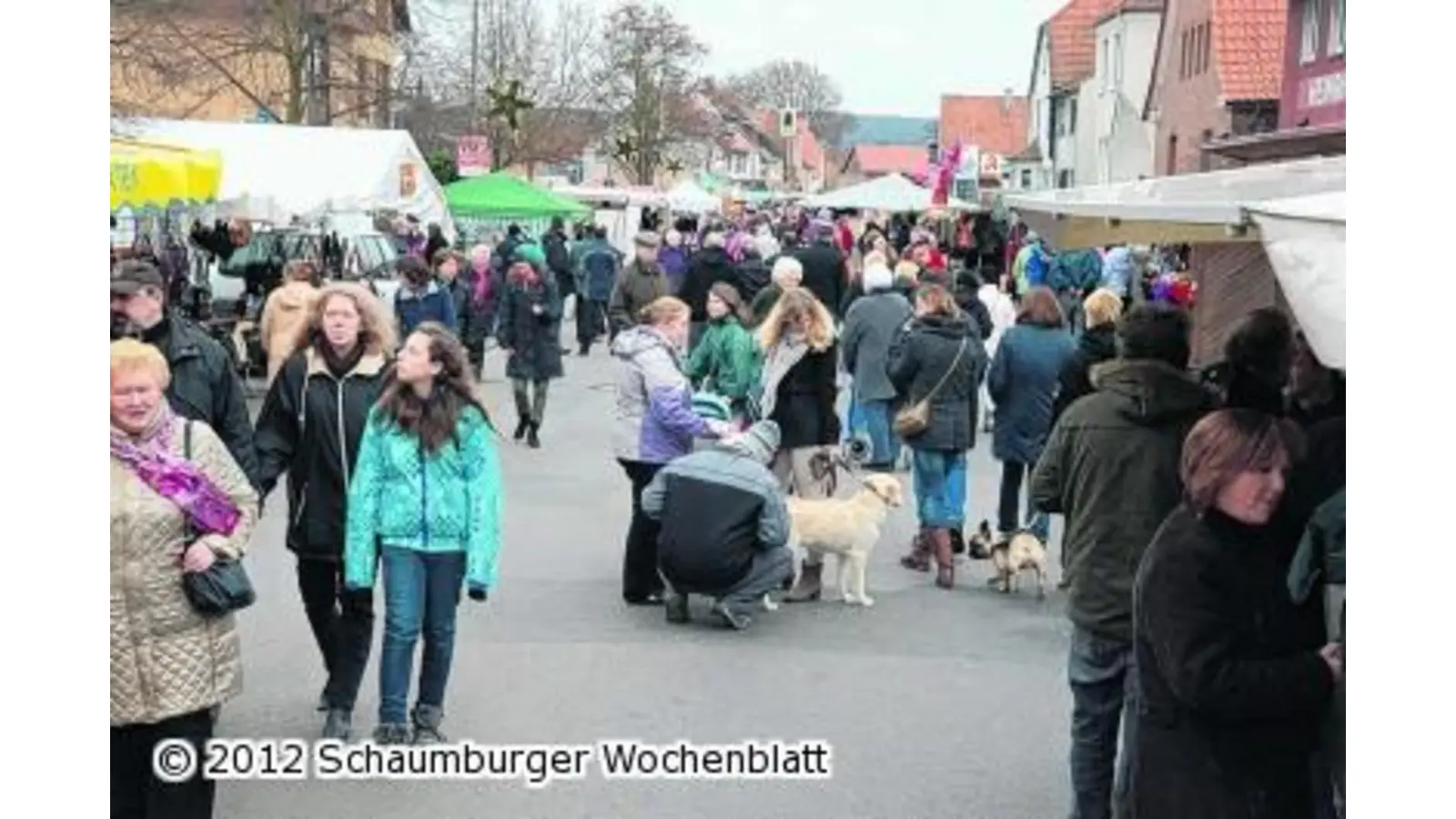 Parkplatz wandelt sich zum Weihnachtsmarkt (Foto: bt)