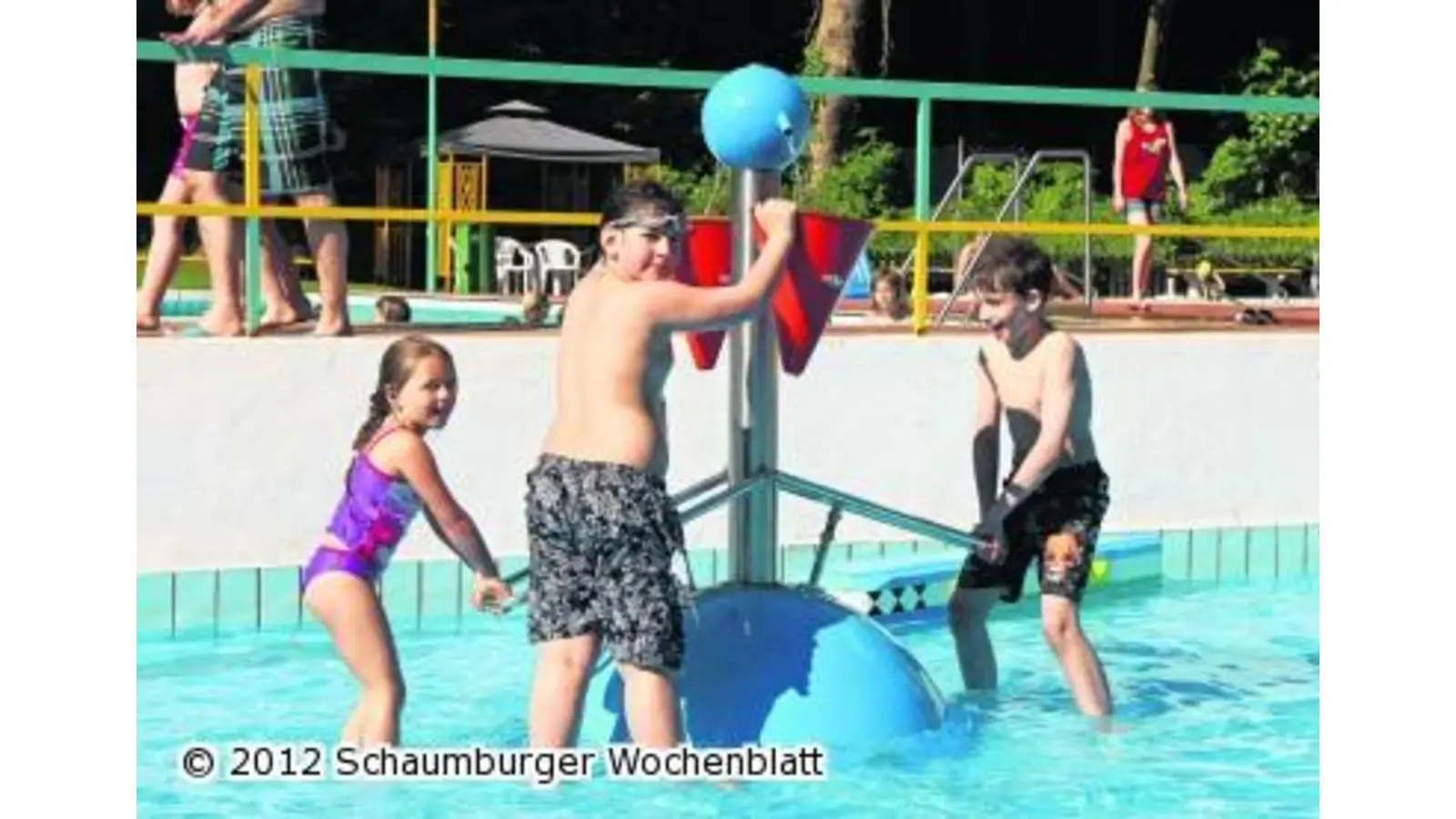 Im Planschbecken für Kinder bringt neues Spielgerät Spaß (Foto: bb)