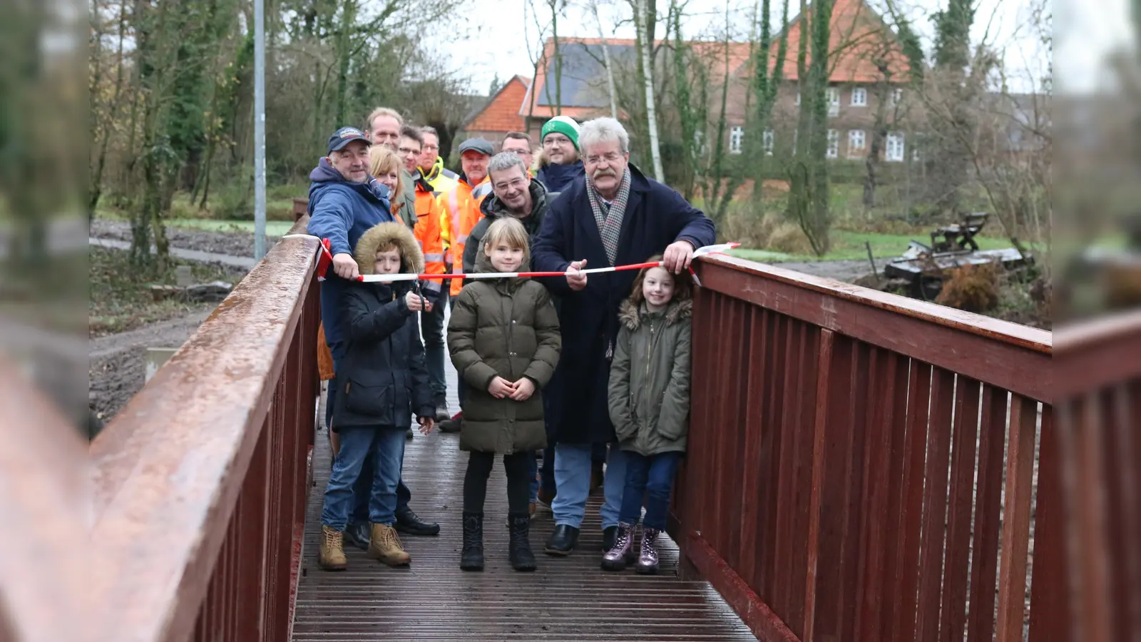 Nach der Eröffnung der Brücke über die Aue in Meinsen-Warber steht eine vielgenutzte Verbindung wieder zur Verfügung.  (Foto: Borchers, Bastian)
