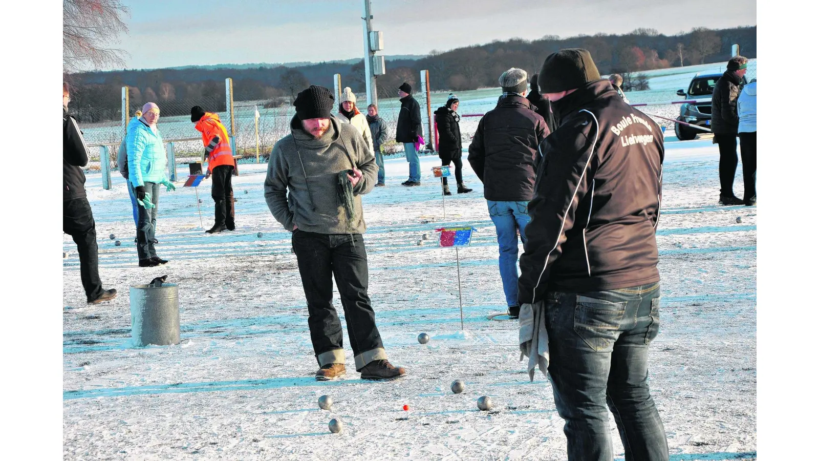 Boule-Freunde spielen im Schnee (Foto: red)