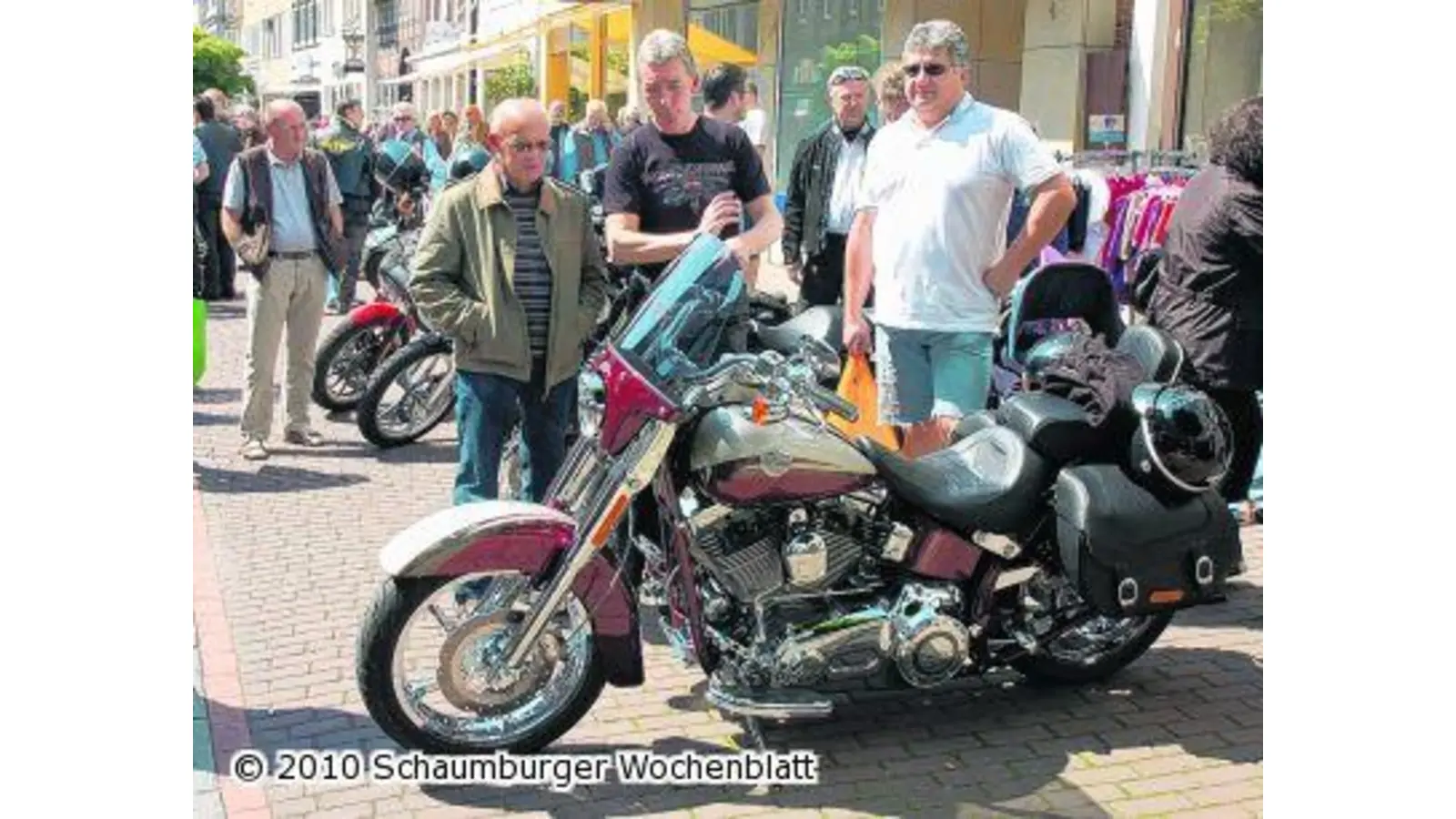 Blitzende Bikes begeistern beim dritten Stadthäger Harley-Treffen (Foto: wtz)