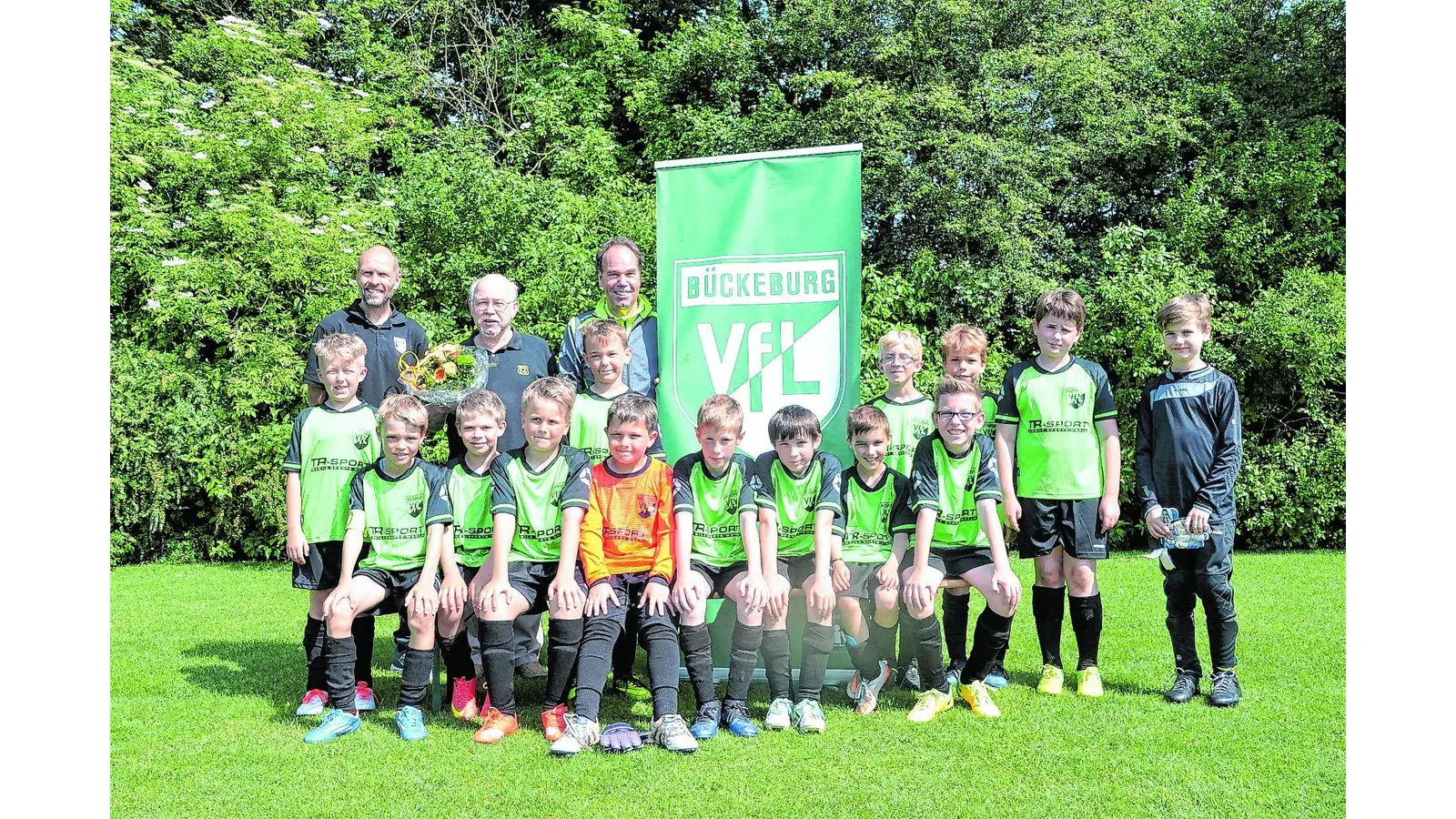 Bückeburger Arzt spendet E-Junioren einen Satz Trikots (Foto: jb)