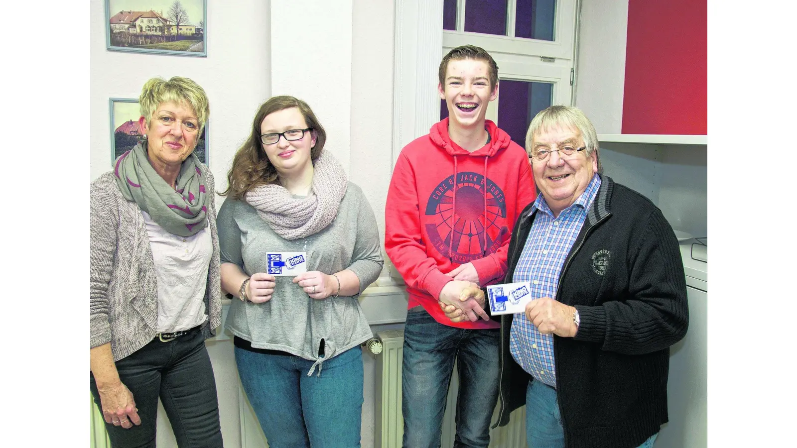 Saskia Solbach und Finn Blanke sind für den Volksbund der Kriegsgräberfürsorge im Einsatz (Foto: wa)