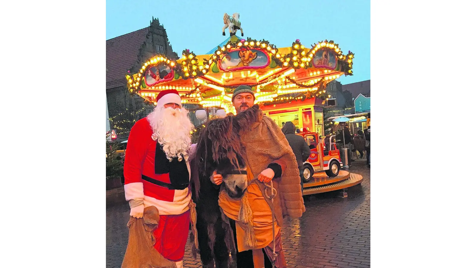 Ein Esel kommt zu Besuch auf den Weihnachtsmarkt (Foto: bb)