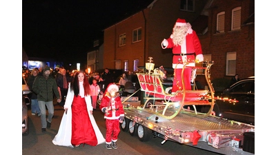 Der Nikolaus-Lichterumzug der Jugendfeuerwehr lockt zahlreiche Teilnehmer an. (Foto: bb)
