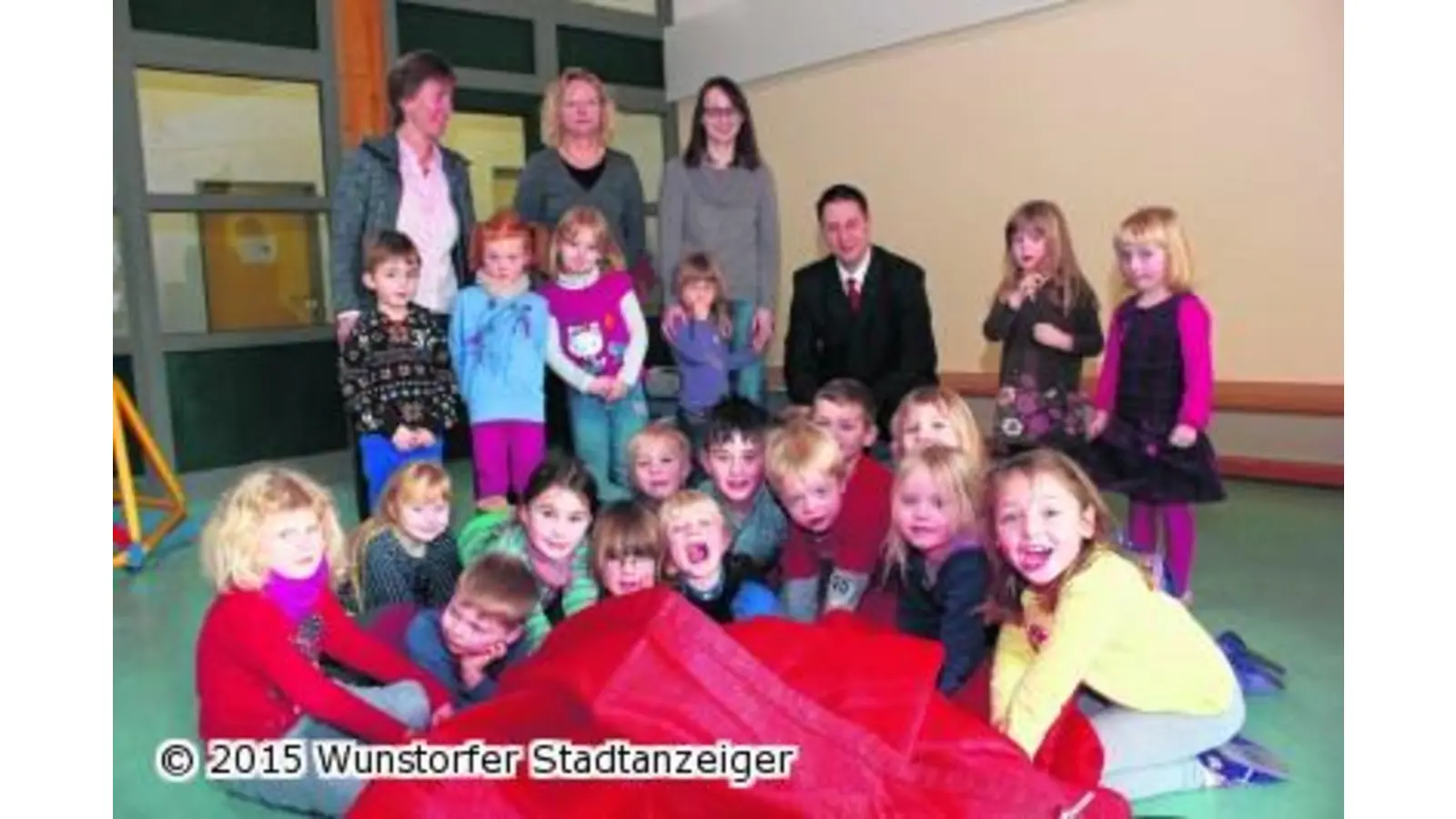Kinder freuen sich über ein neues Sonnensegel (Foto: tau)