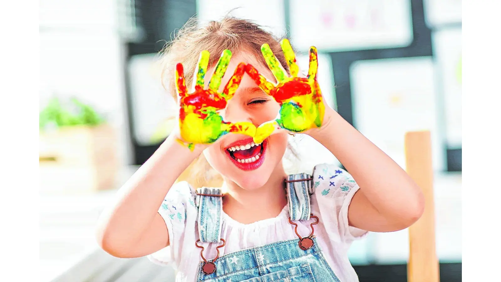 happy funny child girl draws laughing shows hands dirty with paint (Foto: red)