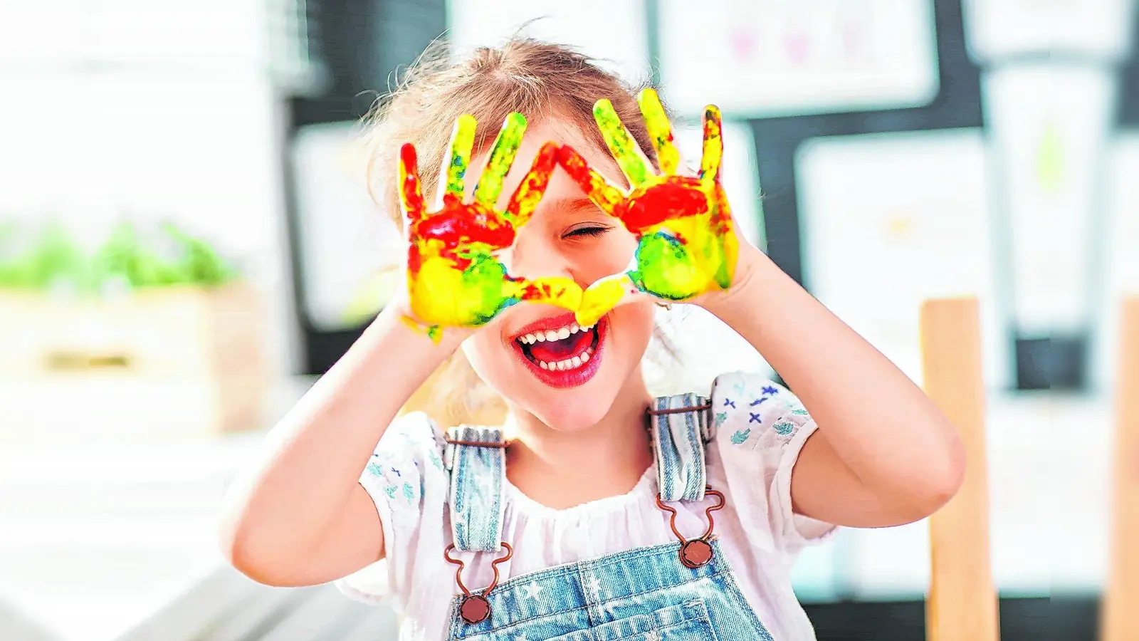 happy funny child girl draws laughing shows hands dirty with paint (Foto: red)
