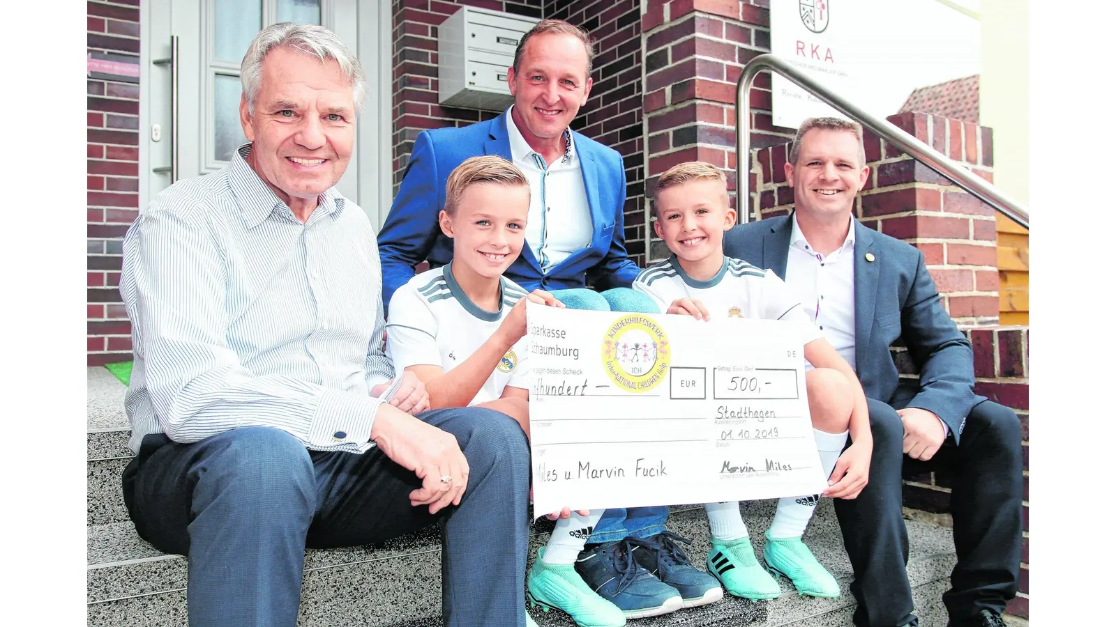 Junge Fußballfreunde spenden für Kinder (Foto: bb)