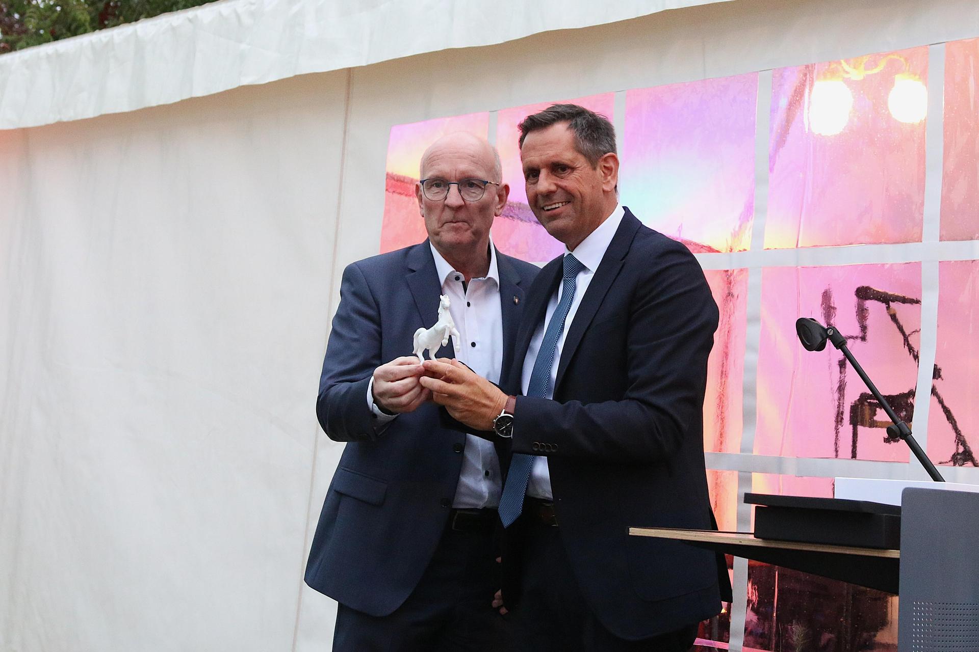 Der bald aus dem Amt scheidende Landrat Järg Farr (li.) erhält von Ministerpräsident Olaf Lies das Niedersachsenross als Geschenk. (Foto: bb)