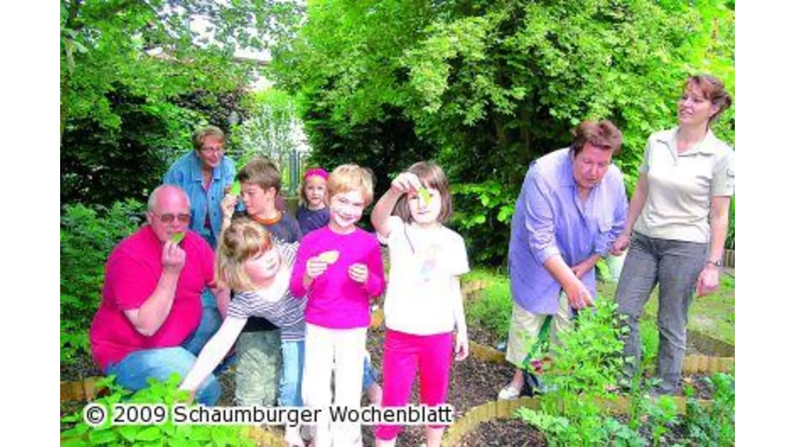 Im Barfußpfad und Kräuterbeet unterwegs (Foto: ste)