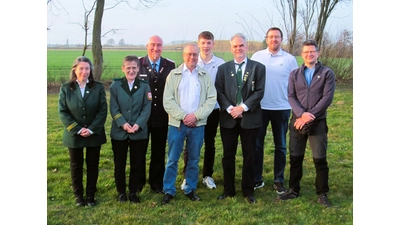 v.li.: Heike Peterseil, Ricarda Peterseil, Michael Winkler, Lothar Raubaum, Malte Matthias, Carsten Gottbehüt, Dennis Lyssy und Olliver Hiller. (Foto: Peter Arndt)