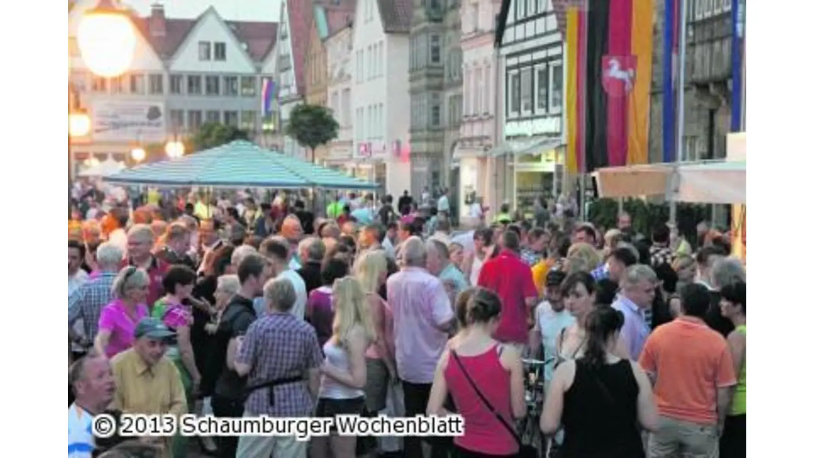 Schützenfestfans bevölkern Marktplatz (Foto: red)