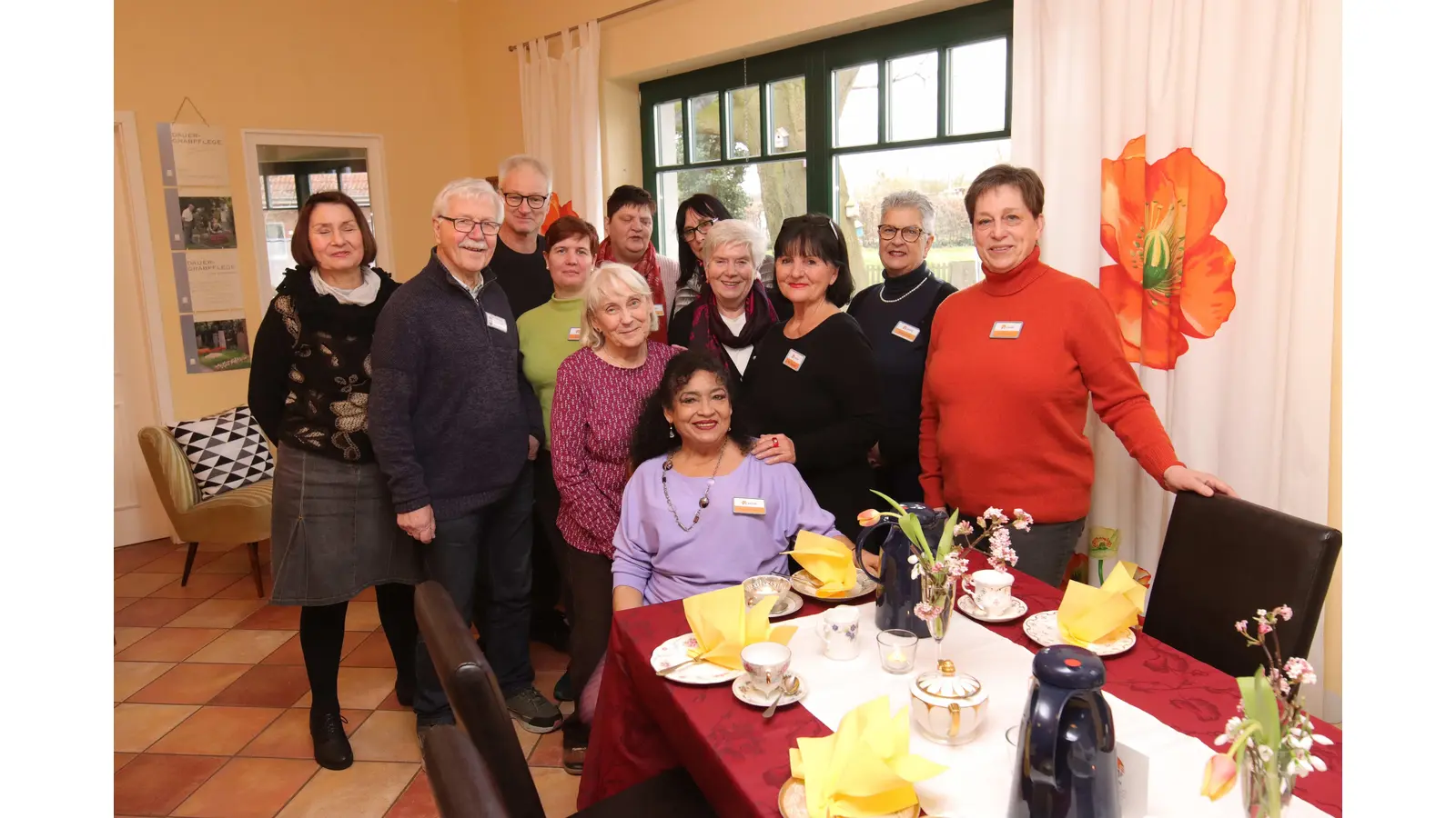 Sorgen für einen reibungslosen Ablauf im Café: Das ehrenamtliche Team.  (Foto: tau)