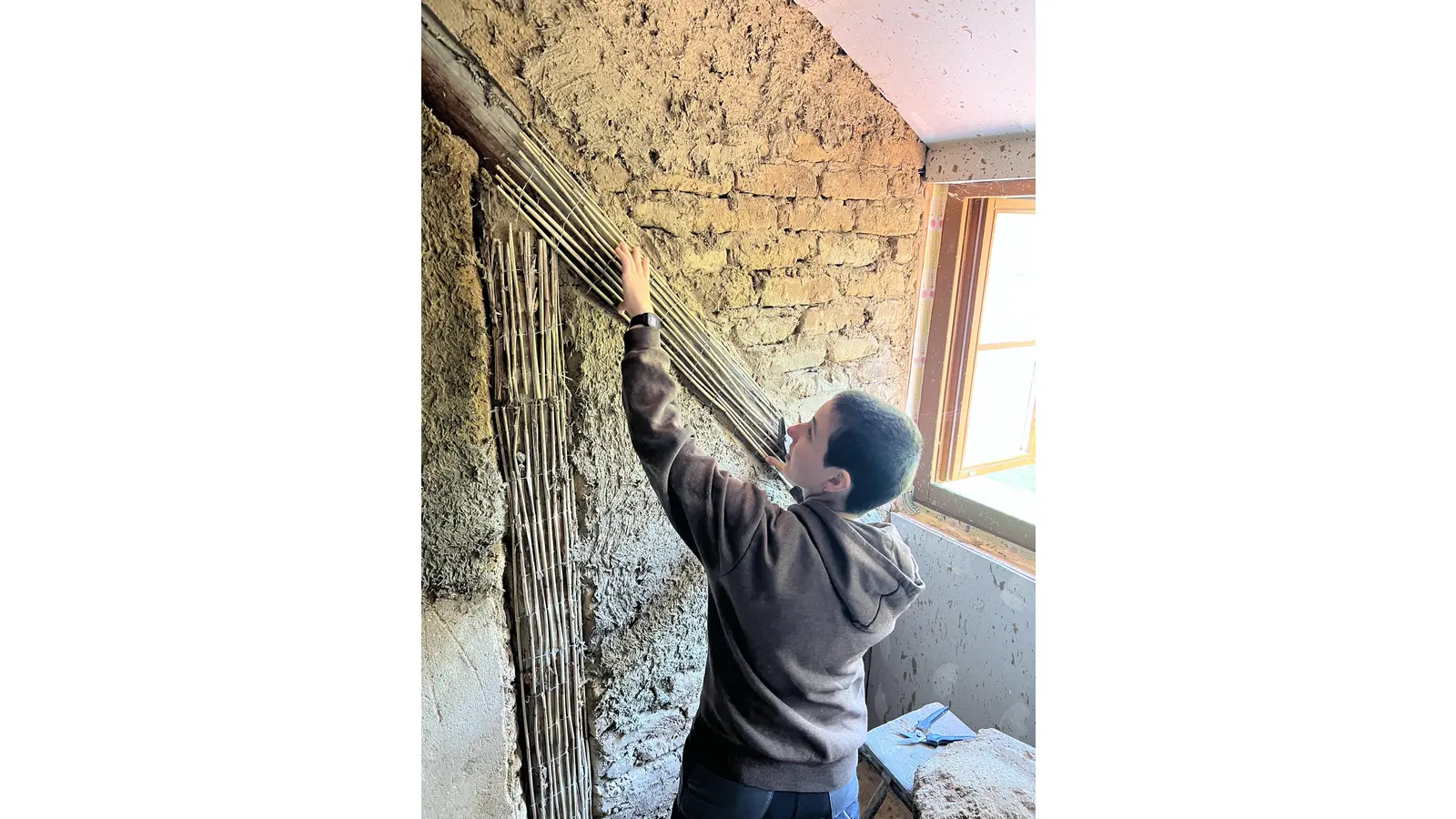 Mit der nötigen Anleitung ist Lehmputz relativ einfach zu verarbeiten. (Foto: IG Bauernhaus)