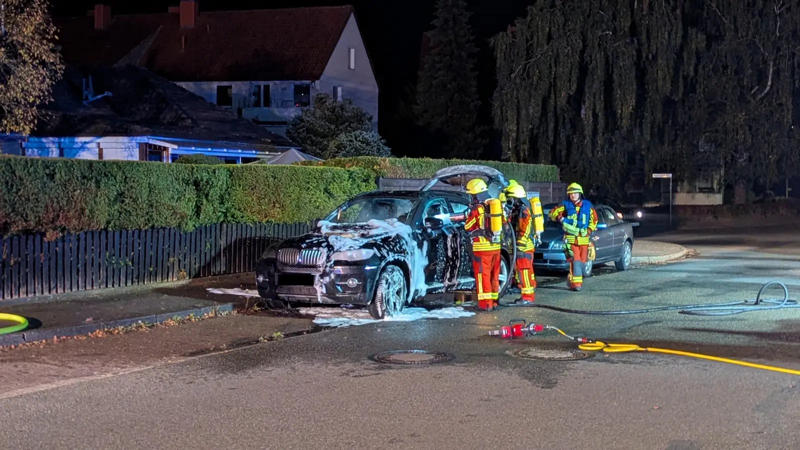 Die Polizei war ebenfalls vor Ort und hat die Ermittlungen zur Brandursache aufgenommen. Verletzt wurde niemand. (Foto: FFW Bückeburg-Stadt)