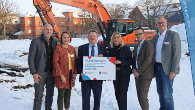 Bei der Übergabe der Förderbescheides (v.li.): Betriebsratsvorsitzender Michael Borges, Dr. Georgia Borttscheller (Geschäftsführerin Personal), Gesundheitsminister Andreas Philippi, KRH Geschäftsführerin Barbara Schulte, Geschäftsführender Direktor und Pflegedirektor Bastian Flohr und Leon Oppermann (Kaufmännischer Direktor). (Foto: tau)