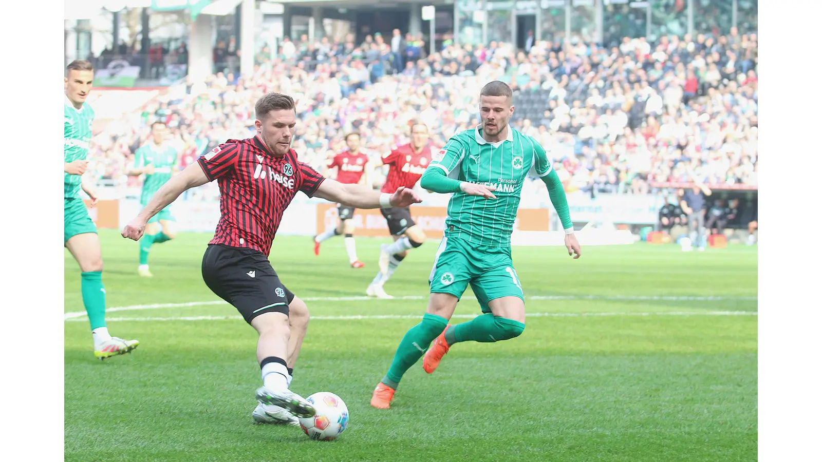 Zu selten bringt 96 Benjamin Källmann gegen Fürth in aussichtsreiche Position, gegen Schalke muss sich das Team steigern.  (Foto: bb)