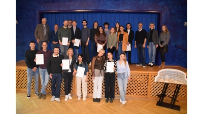 Die Sieger (vor der Bühne), alle Studierende, Veranstalter und Jury. Rechts im Bild eines der Projekte. (Foto: ab)