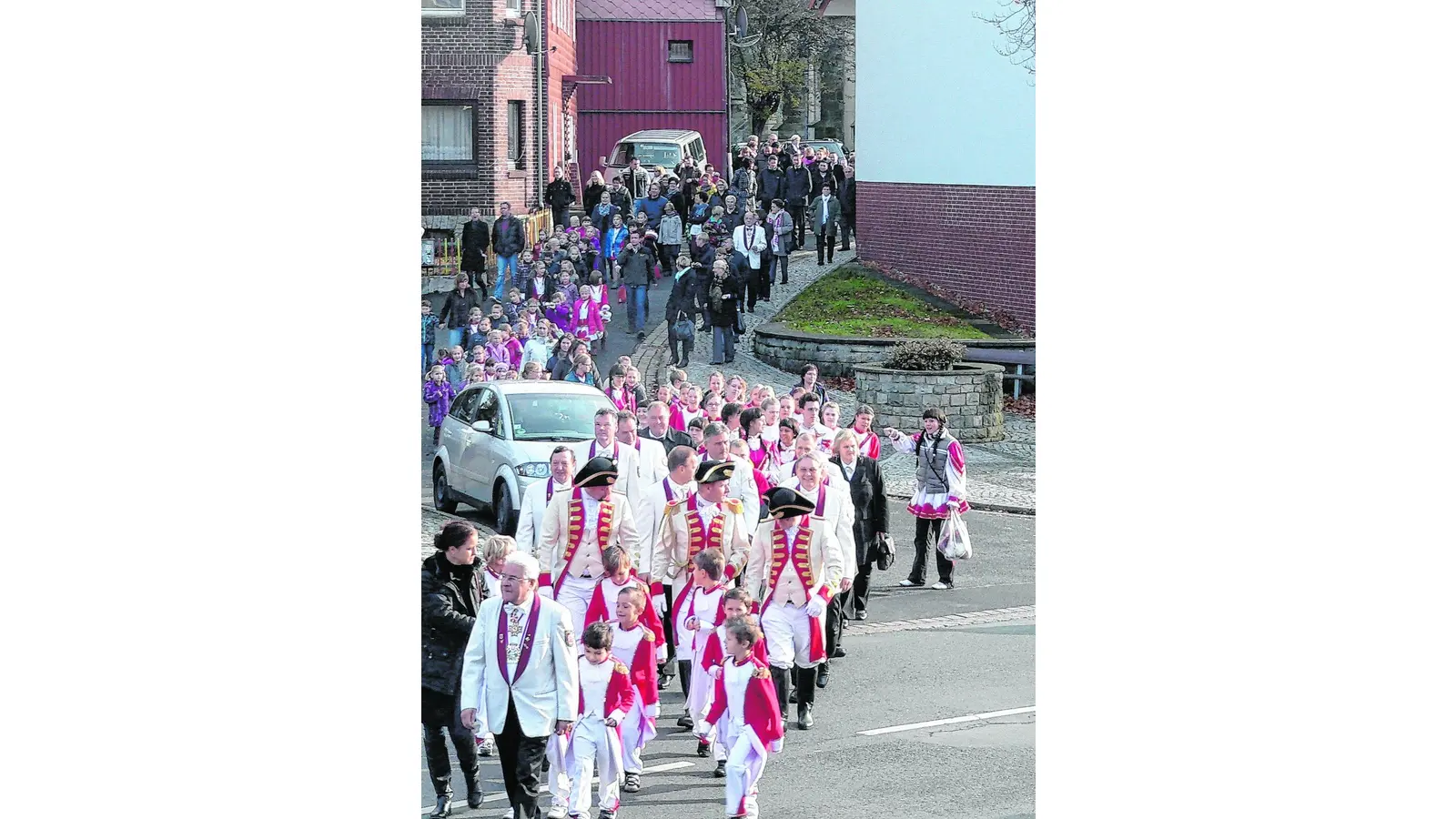 Ein großer Ausmarsch zum närrischen Auftakt (Foto: al)