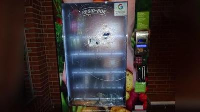 Der beschädigte Verkaufsautomat in Exten. (Foto: privat)