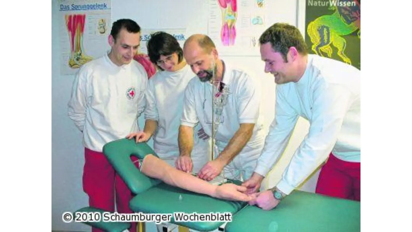 Mediziner spendieren Simulationsarm (Foto: hb)