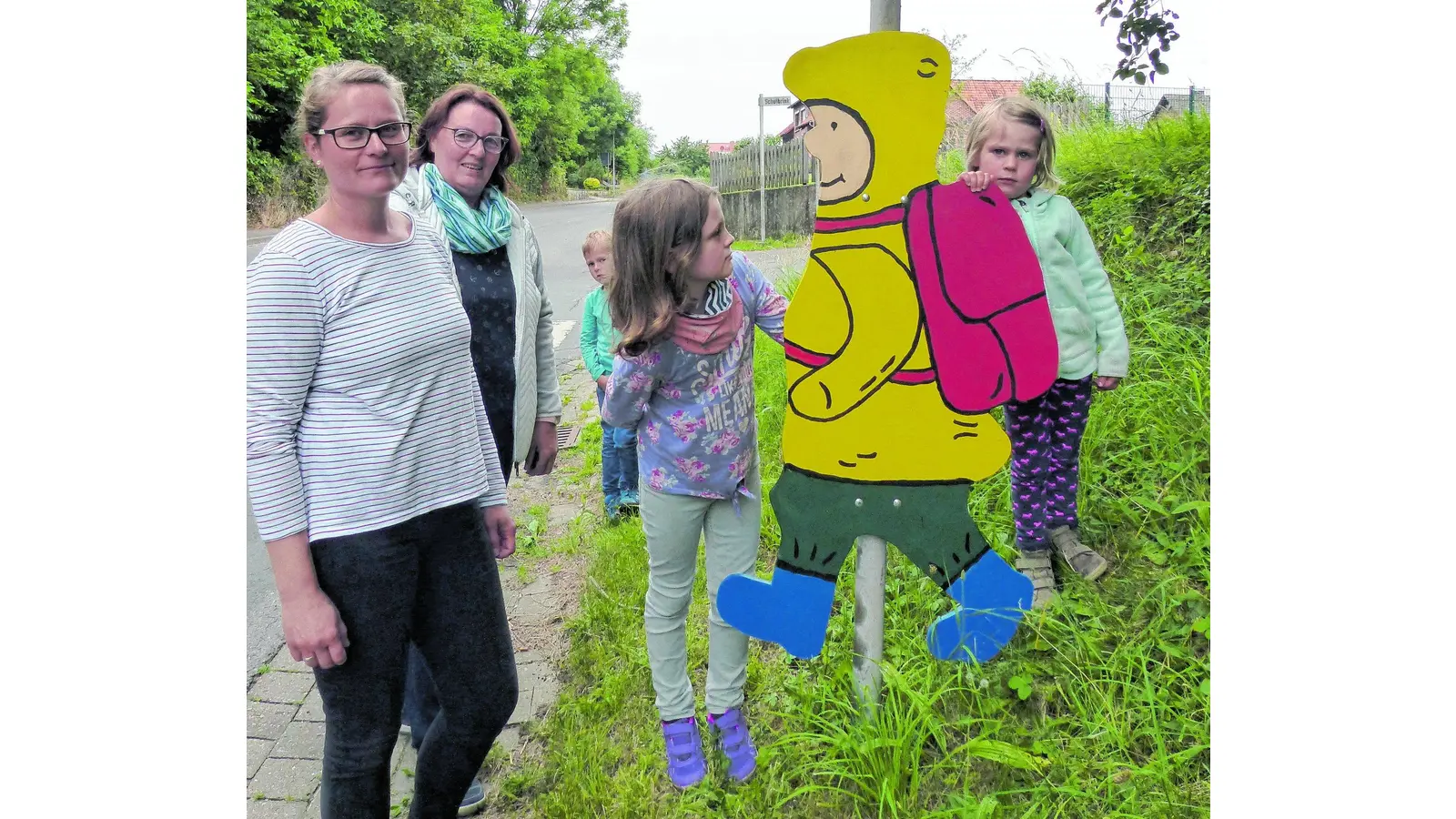 Die Kinderfiguren warnen jetzt zu schnelle Autofahrer (Foto: al)