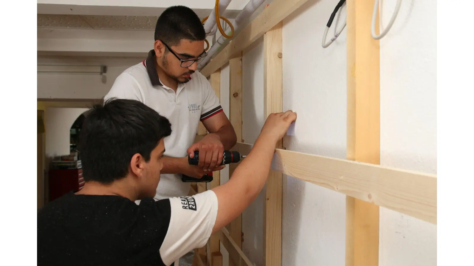 Die Jugendlichen packen beim Umbau mit an (Foto: red)