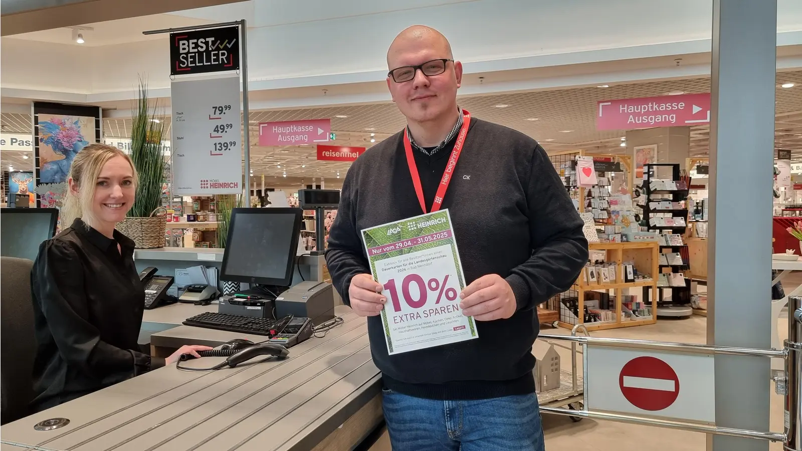 Das Team von LaGa-Hauptsponsor Möbel Heinrich freut sich, mit ihrer Beteiligung an Dauerkarte+ die Vorfreude auf das Großereignis 2026 steigern zu können. Foto: Möbel Heinrich (Foto: Möbel Heinrich)