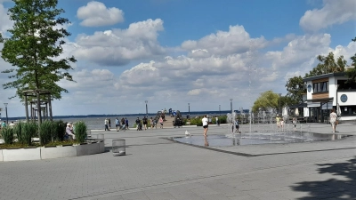 Sorgt an heißen Tagen für Abkühlung wo Bäume fehlen: Springbrunnen an den Strandterrassen. (Foto: wb)