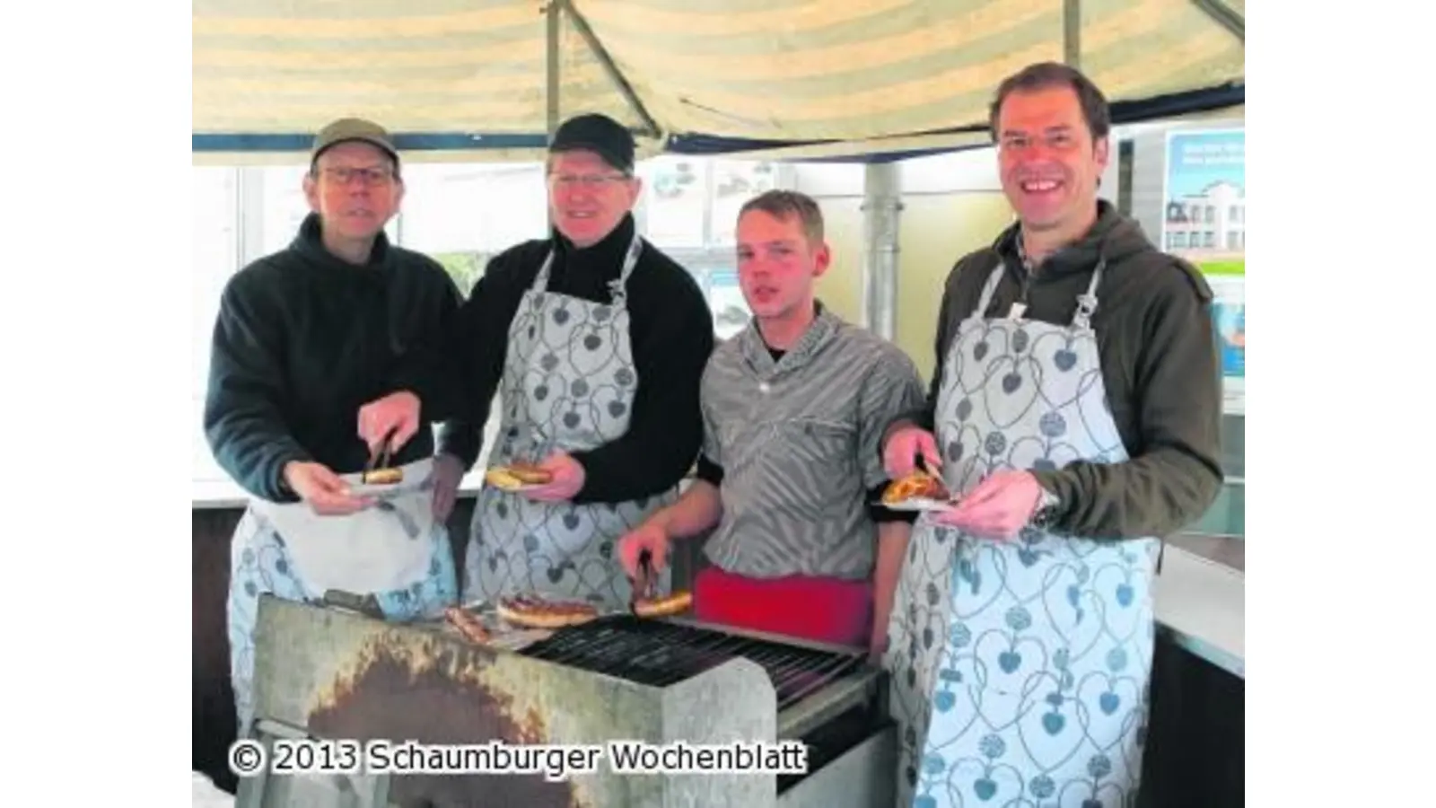 Promigriller bringen hunderte Bratwürstchen unter das Volk (Foto: wtz)
